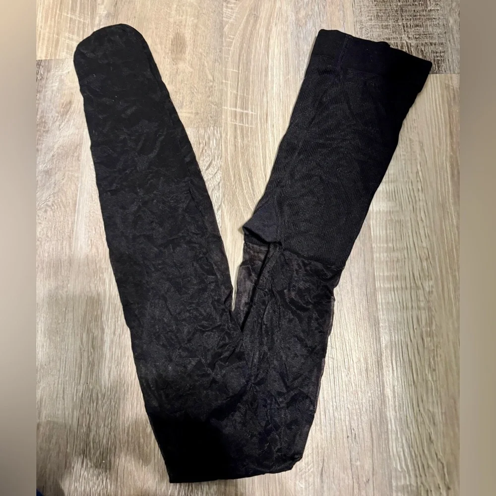 Women's black tights with a butterfly print. Sizes S-M, 20 den. Smoke-free home